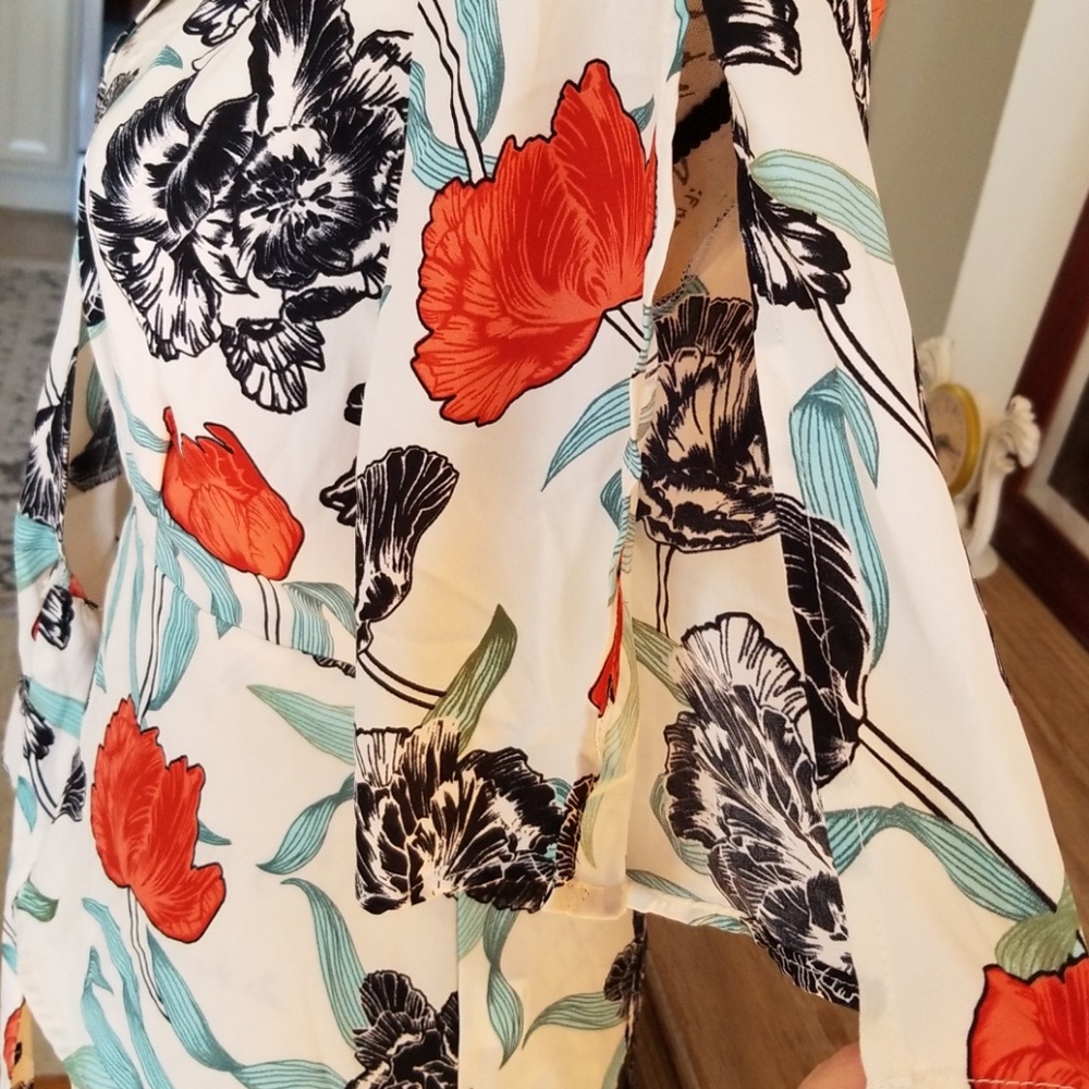 Wrap around floral top size M - Picture 5 of 9